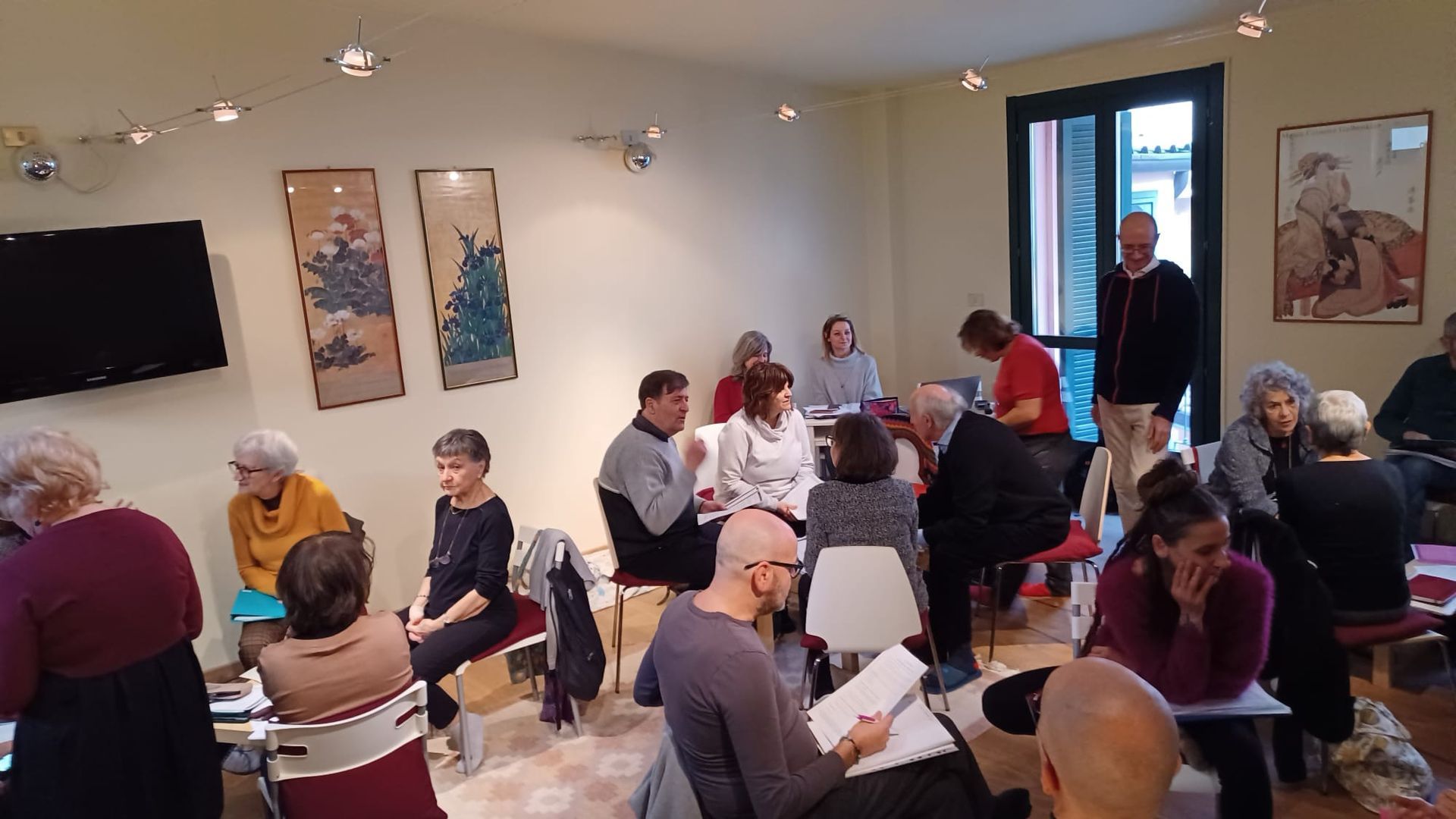 Partecipanti che riflettono durante il DAT Caf&eacute;