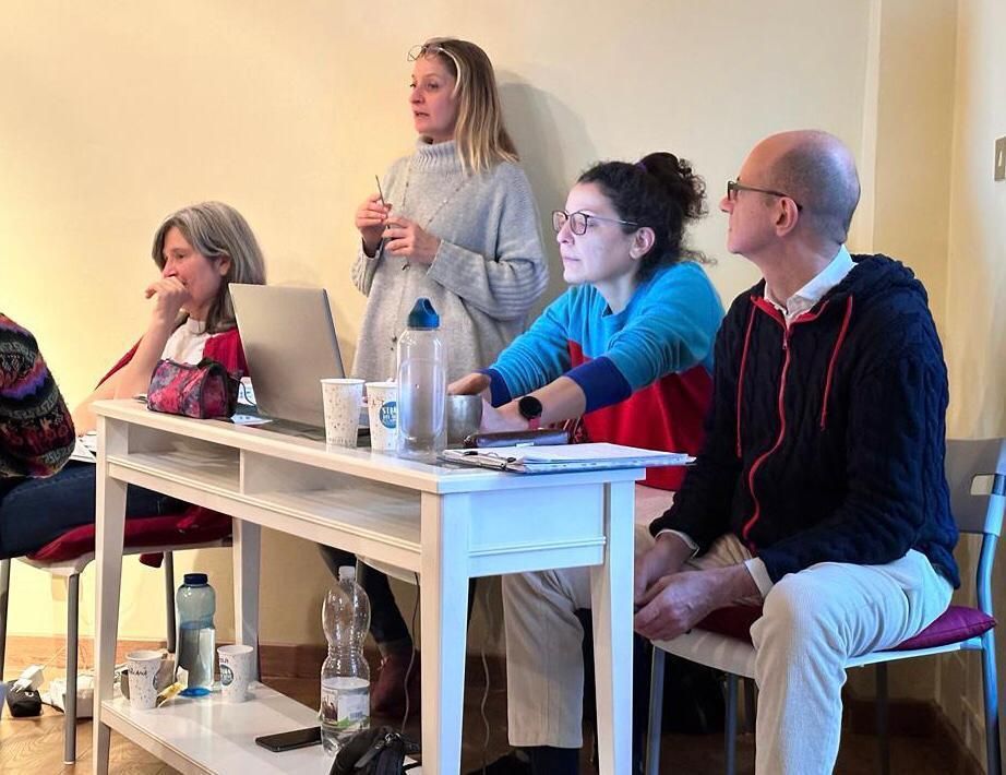 Volontari e partecipanti al lavoro durante il DAT Caf&eacute;