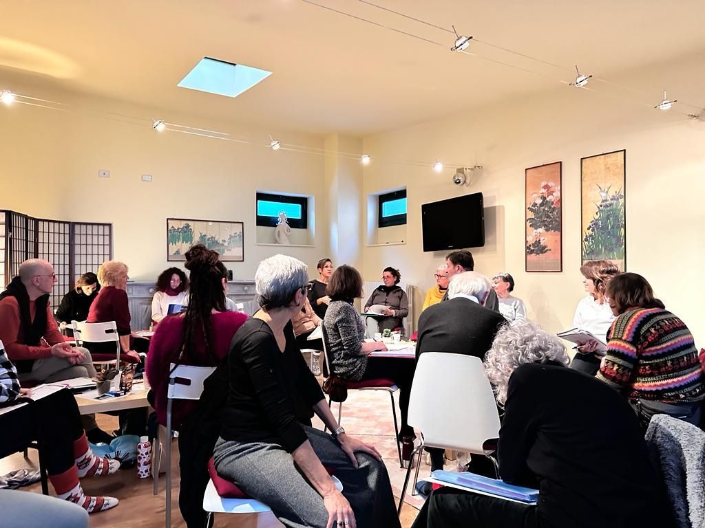 Partecipanti seduti in cerchio durante il DAT Caf&eacute;