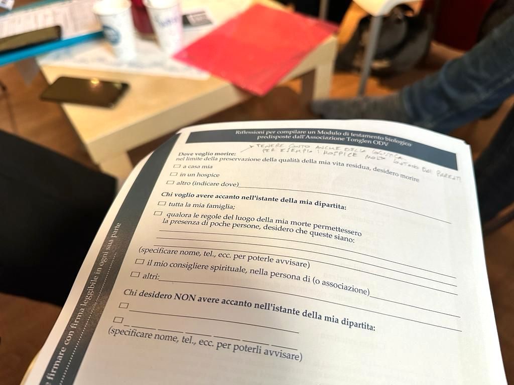Mani che compilano il modulo DAT